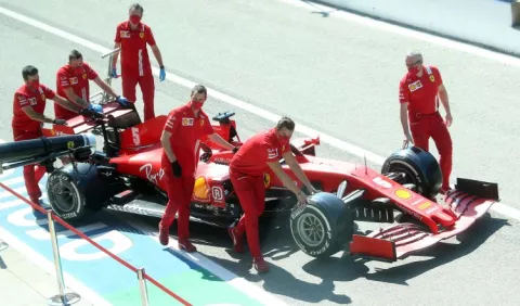 Lewis Hamilton llega triunfal al santuario de Ferrari, que tiene la 'Scuderia' en crisis en la F1