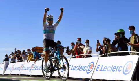 Alexey Lutsenko  cumple su plan y ganó la sexta etapa del Tour de Francia