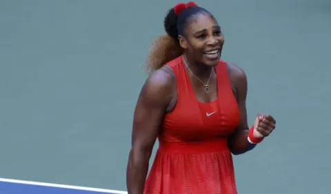 Serena Williams avanza en el US Open y se emociona por jugar, luego de ser madre