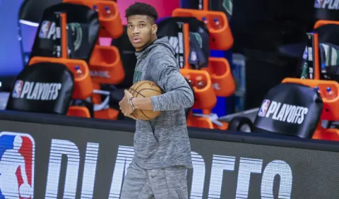 Giannis Antetokounmpo quiso jugar, pero Milwaukee no arriesgó en los 'playoffs' de la NBA