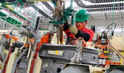 La producción industrial en México cae 11%