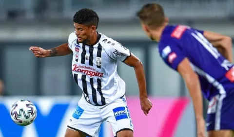Andrés Andrade del Lask Linz va contra Eric Davis y César Blackman del DAC, en duelo de panameños en Liga Europa