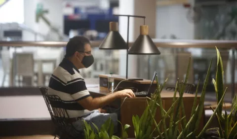 Nómadas digitales;  trabajar desde el paraíso