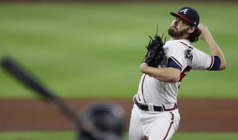 Bravos a un juego de barrer a los Marlins en la Serie Divisional