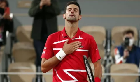 Novak Djokovic sufre, pero va contra Rafael Nadal a la final del Roland Garros