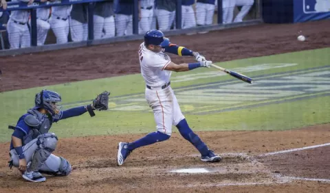  Carlos Correa pega jonrón y los Astros dejan en el terreno de juego a Tampa Bay 