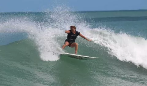 Samanta Alonso se apoya en la campeona mundial de surf