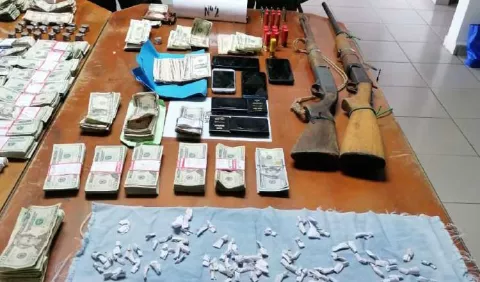 Encuentran oro, dinero  y armas en allanamiento en la provincia de Darién