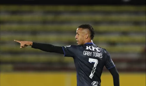 Gabriel 'Gaby' Torres contra Luis 'Manota' Mejía en los octavos de Copa Libertadores