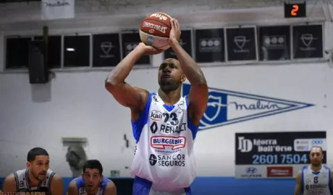 Michael Hicks vuelve al tabloncillo en el baloncesto de Uruguay
