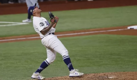 Los Dodgers con título; el toque latino de Julio Urías y Víctor González