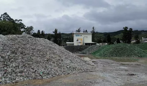 Reciclar vidrio cuida el medio ambiente y  genera economía