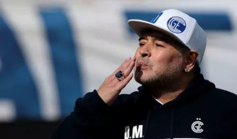 Diego Maradona está lúcido y mejora, luego de su operación en la cabeza
