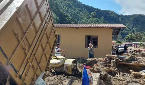 Buscan entre escombros a unos 62 desaparecidos