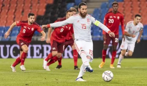 Luis Enrique defiende a Sergio Ramos por fallar dos penales contra Suiza