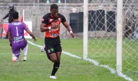 Nicolás 'Yuyu' Muñoz no perdona  redes en la liga salvadoreña