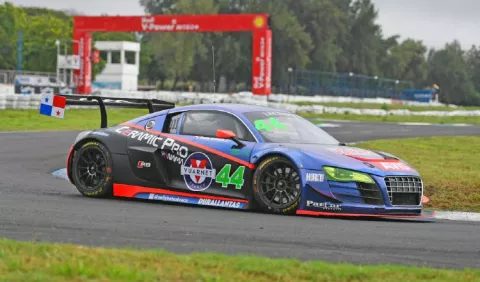 Solly Betesh  va por la  bandera de cuadros  en el GT Challenge de las Américas