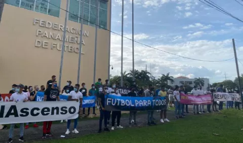 Futbolistas protestan frente a la FEPAFUT