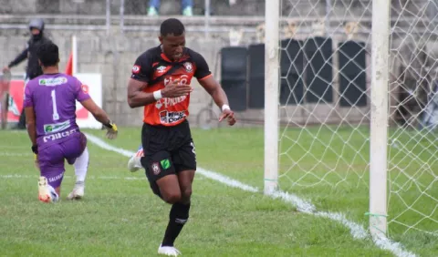 Nicolás Yuyu' Muñoz contra  Armando Polo y 'Russo' Barahona en los playoff en El Salvador