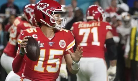 Mahomes entrena suave con Chiefs y sigue bajo protocolos de conmoción