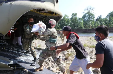 Operación Mercurio II movilizó carga para reemplazar 10 escuelas rancho en Darién