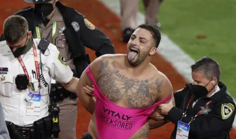 Hombre que saltó a la cancha en el Super Bowl se comprará una jirafa con las ganancias