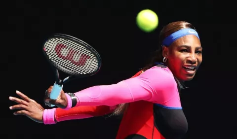 Serena Williams recibe un duro golpe de Osaka