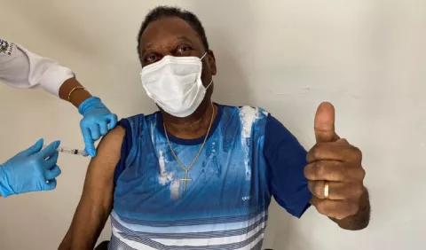  Pelé tiene un día 'inolvidable'  al vacunarse contra el coronavirus