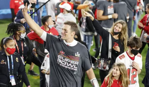 Tom Brady asegura su contrato con Buccaneers de Tampa hasta la temporada 2022