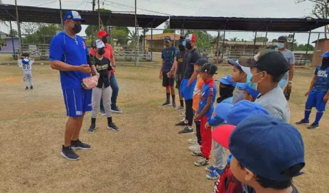 Rubén Rivera dio clínicas de béisbol en Puerto Caimito: 'Disciplina y estudio es fundamental