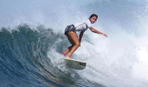 Niños y jóvenes vuelven a retar las olas en el surf en Santa Catalina
