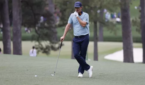 Justin Rose supera un mal comienzo y mantiene el liderato por un golpe