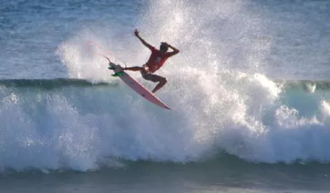 Kalani García y Marie Droz mandan en  Playa Venao en surf