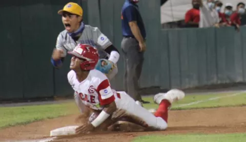 'La Leña Roja' cumple con su afición coclesana en el béisbol juvenil