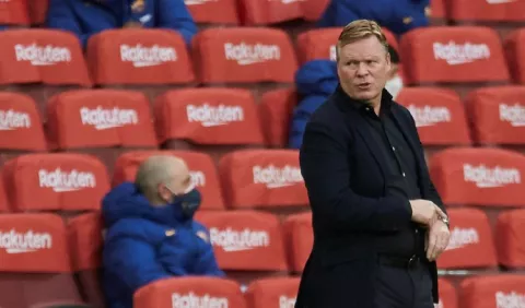 Ronald Koeman al cuarto árbitro: 'Vaya personaje' y lo pintan con una tarjeta roja