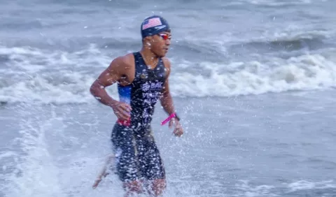 Peter Vega y Florencia Fraga mandan en el Triatlón de Sherman 2021