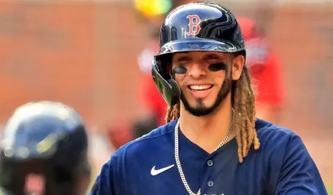 Alex Cora cree en la   versatilidad que tiene Jonathan Araúz