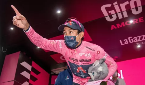 Colombiano  Bernal no da  tregua en el Giro de Italia