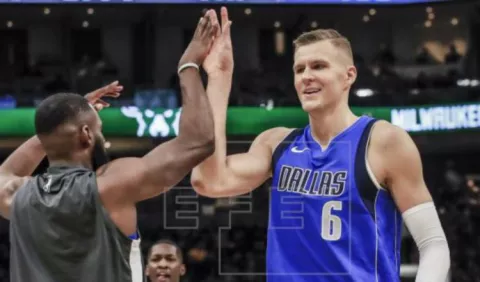 Kristaps Porzingis, de los Mavericks de Dallas, fue multado por la  NBA