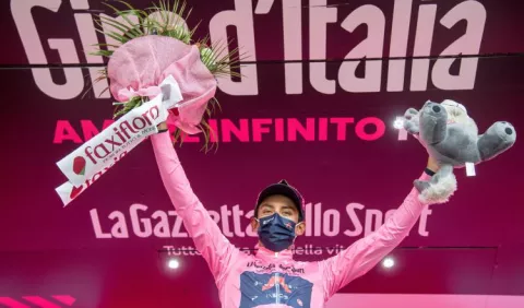Colombiano Egan Bernal sentencia la general  y Caruso gana la etapa reina del Giro