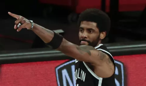 Kevin Durant y Kyrie Irving alaban el juego de los  Nets ante Bucks. 