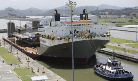 Plataforma marítima de SpaceX cruza el Canal de Panamá