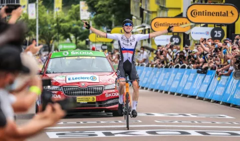 Matej Mahori se impone en  etapa larga; Van der Poel mantiene el maillot amarillo.