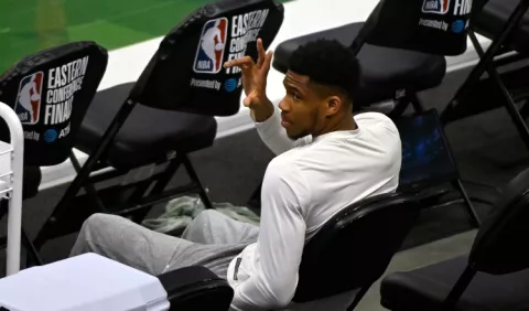 Giannis Antetokoumpo es duda  para Bucks ante Suns en la serie final de la NBA