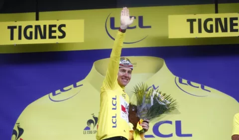 Tadej Pogacar tiene cariño al amarillo  en el Tour de Francia
