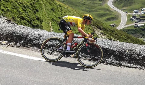 Tadej Pogacar se lleva el premio de montaña, sigue líder y  corre  como si todo fuera un juego