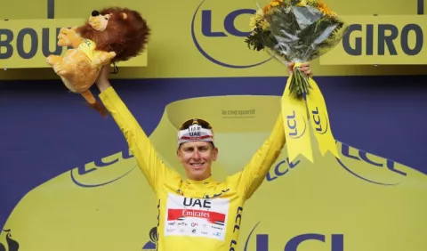 Tadej Pogacar sin estrés y a un paso de coronar en el Tour
