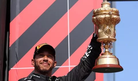 Lewis Hamilton resurge en casa, pero con polémica