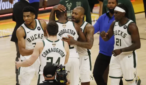 Antetokounmpo pide humildad a los Bucks en la Serie Final ante Suns en la NBA