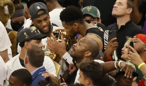 Giannis Antetokounmpo toca el cielo de la NBA con los Bucks